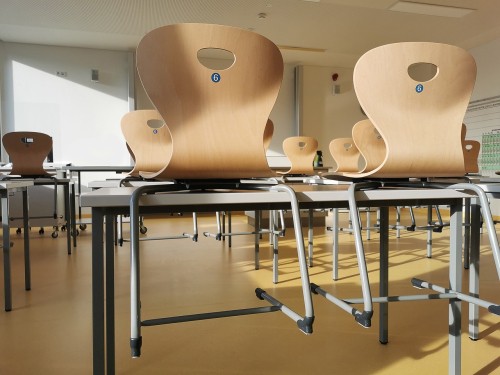 klaslokaal stoelen op tafel