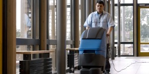 Schoonmaker vloer reinigen