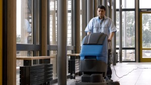 Schoonmaker vloer reinigen