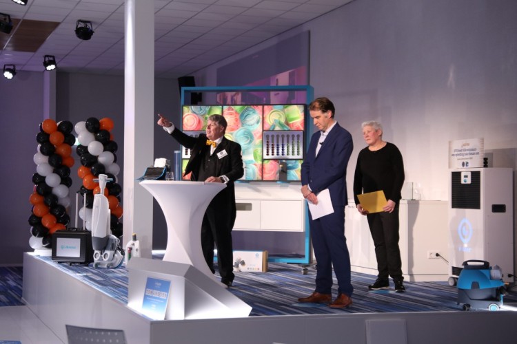 Spreekstalmeester Frans Miggelbrink links maakt winnaar bekend 2020.jpg