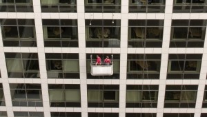 Hoog gebouw glazenwasser