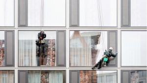 2 glazenwassers hangend